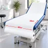 Drap d'examen ouaté blanc grande largeur 60 cm installé sur un divan d'examen médical