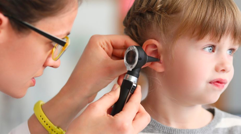 Petit Enfant Examinant L'oreille Du Médecin Avec Otoscope Dans Le
