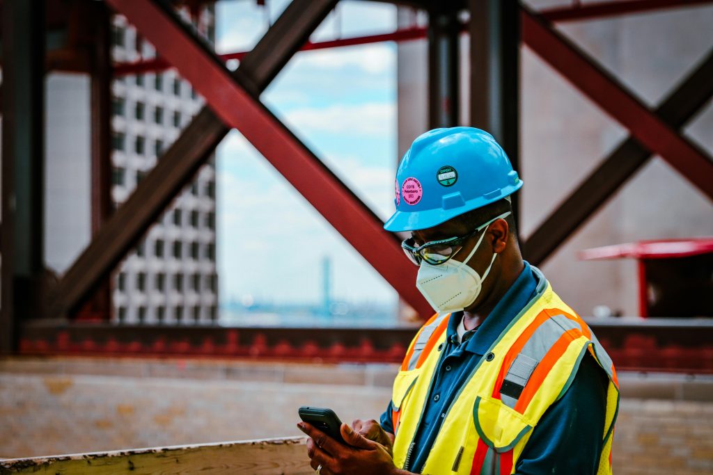 ouvrier sur un chantier portant un masque de protection respiratoire