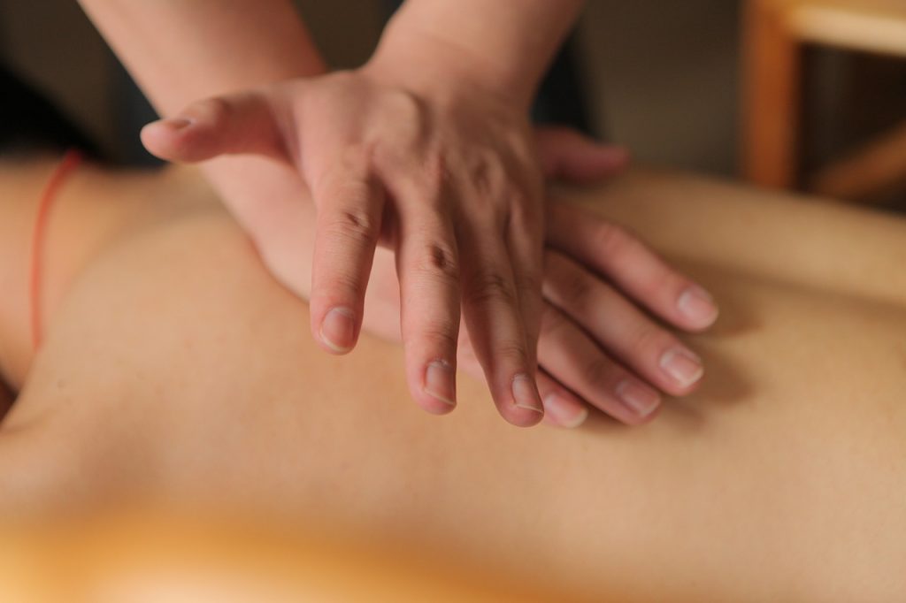 personne massant avec ses mains