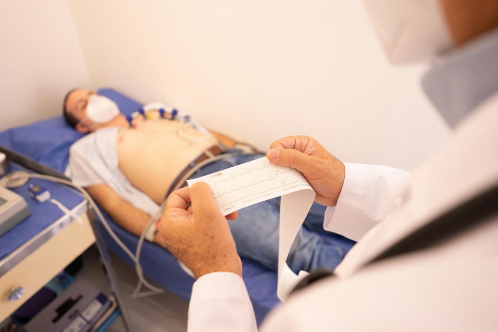 Un médecin effectuant un ECG à son patient