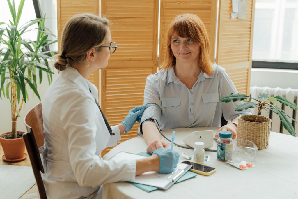 Une femme consultant un médecin