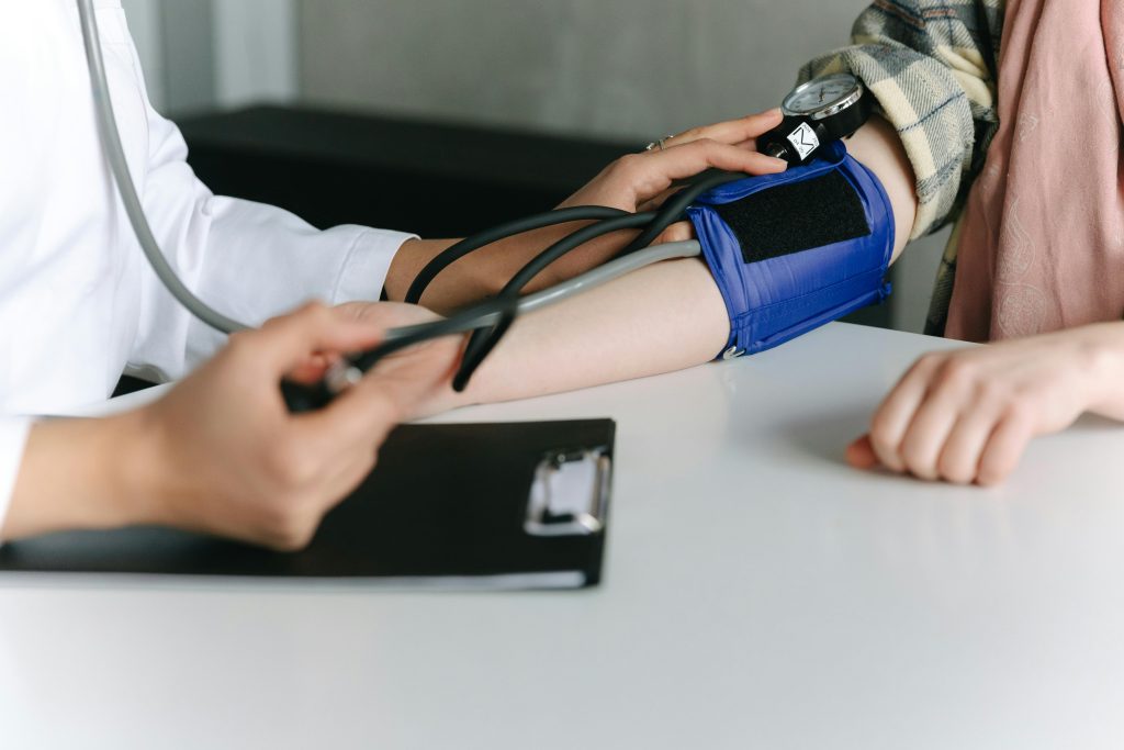 Médecin effectuant une prise de tension a un patient