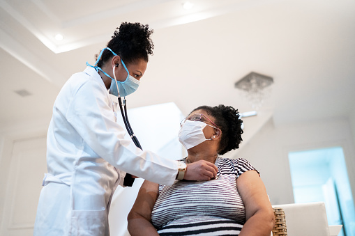 Une docteur qui écoute les battements du coeur de sa patiente lors d'une consultation